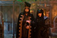 What We Do in the Shadows – Nandor (Kayvan Novak, l.); Nadja (Natasia Demetriou, r.)