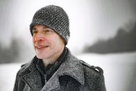 P.M. Wissen – Prof. Alexander Strahl von der Universität Salzburg hat sich das beste, eisige Wetter ausgesucht, um die "Physik der Haube" zu lüften.