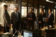 Castle – Zum Missfallen von Beckett (Stana Katic, l.), Castle (Nathan Fillion, 2.v.l.), Ryan (Seamus Dever, 2.v.r.) und Esposito (Jon Huertas, r.) mischt sich der russische Sicherheitsbeamte Vasily Zhiov (Nick Tarabay, M.) sehr in ihre Ermittlungen ein ...