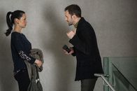 Elementary – Joan (Lucy Liu) takes her first case without Sherlock (Jonny Lee Miller): the disappearance of a woman who left behind a tearful break-up video to her husband that mentioned a murder on a subway platform,