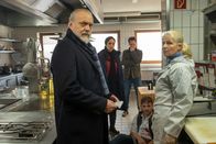 Der Alte – Schockiert müssen Richard Voss (Jan-Gregor Kremp, l.) , Annabell Lorenz (Stephanie Stumph, 2.v.l.) und Dr. Franziska Sommerfeld (Christina Rainer, r.) feststellen, dass das Mordopfer Felix Schaller (Sebastian Gerold, 2.v.r.) ein guter Freund ihres Kollegen Tom Kupfer (Ludwig Blochberger, M.) ist.