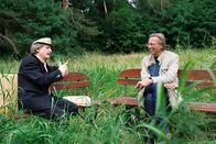 Beim Pelzig auf der Bank – Mit dem Soziologen Harald Welzer (rechts) diskutiert Erwin Pelzig über die Auswirkungen der Corona-Pandemie.