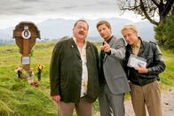 Die Rosenheim-Cops – Noch am Tatort ergibt sich für Korbinian Hofer (Joseph Hannesschläger, l.), Sven Hansen (Igor Jeftic, m.) und Michi Mohr (Max Müller, r.) eine erste heiße Spur.