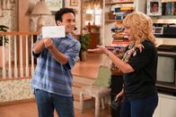 The Goldbergs – Barry Goldberg (Troy Gentile, l.); Beverly Goldberg (Wendi McLendon-Covey, r.)