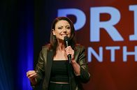 Prix Pantheon – Tahnee moderiert die Halbfinal-Sendung.