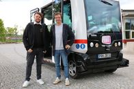 Checker Tobi – Tobi (rechts) findet mit Entwickler Chris heraus, wie ein autonomer Bus funktioniert.