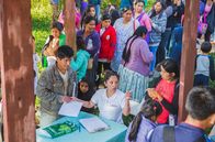 GEO Reportage – Das Kinderkardiologen-Team in der Yungas-Kleinstadt Coroico: Sozialarbeiterin Fanny bei der Aufnahme der Patienten