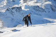 Feindselige Erde – Schweiz - Bear Grylls filmt in den Schweizer Penninischen Alpen für die Episode "Berge".