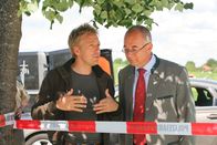 Die Rosenheim-Cops – Polizist Michi Mohr (Max Müller, l.) und Polizeidirektor Gert Achtziger (Alexander Duda, r.) ermitteln auf einem Fußballplatz.