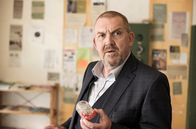 Tatort – Kommissar Freddy Schenk (Dietmar Bär) hält im Büro des Obdachlosencafés eine Schneekugel in der Hand – sie befand sich im Schließfach der ermordeten Monika Keller.
