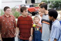 Malcolm mittendrin – Reese (Justin Berfield, 2.v.r.) erklärt Dewey (Erik Per Sullivan, mi.), Malcolm (Frankie Muniz, 2.v.l.) und den anderen das Spiel, das er sich ausgedacht hat.