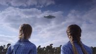 Invasion Erde – School children spot an object in the sky in Westall, Australia. 