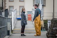 The Bay – Sean (Jonas Armstrong) will Lisa (Morven Christie) mit ihrer Affäre unter Druck setzen.