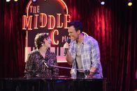 Call Me Kat – Kat (Mayim Bialik, l.); Max (Cheyenne Jackson, r.)