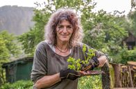 Mein leckerer Garten – Landfrau Helga Wisser in ihrem Garten mit Staudensellerie-Setzlingen.