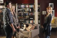 Castle – Gina (Monet Mazur, M.) will alles über Alexis' (Molly C. Quinn, r.) neuen Freund wissen. Richard (Nathan Fillion, l.) dagegen will es nicht wahr haben, dass seine Tochter erwachsen wird.