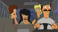 Bob's Burgers – Tinas Geburtstagsparty steht an. Doch als Louise die Fritteuse beschädigt, muss Bob (vorne) einen zweiten Nebenjob als Taxifahrer annehmen, um für die Party zahlen zu können ...