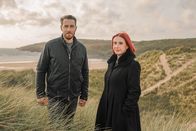 Tod in... – Sven Voss und Kriminalpsychologin Lydia Benecke am Ort eines Überfalls.