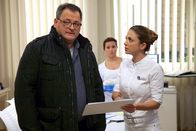 In aller Freundschaft – Schwester Julia (Sarah Tkotsch) kennt Brenners Geheimnis und fühlt sich alles andere als wohl in ihrer Haut.