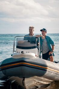 Retter der Meere: Tödliche Strandung – Umweltvisionär Reno Finnings (Hannes Jaenicke, li.) mit seinem Partner Pit Wagner (Daniel Roesner).