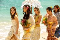 Ticket ins Paradies – Lily Cotton (Kaitlyn Dever, l.), Losi (Cintya Dharmayanti, 2.v.l.), Wren Butler (Billie Lourd, 3.v.l.).