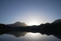 P.M. Wissen – Unter dieser Wasseroberfläche verbirgt sich ein Unterwasserwald. Dreharbeiten für ServusTVs "P.M. Wissen Episode 167" am 11.10.23 am Altausseer See