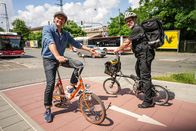 freizeit – Der Schmidt Max (links) hat das alte Klapprad aus dem Keller geholt und begibt sich mit seinem orangen Oldtimer auf eine Reise durch Franken. Unterwegs trifft er Menschen auf ihren Falträdern. Einer von ihnen ist der Nürnberger Kaminkehrer Bernd Thiel (rechts), der keinen Parkplatz mehr findet, mittlerweile hat er sich für seinen Kehrbezirk ein Dienstfaltrad zugelegt.