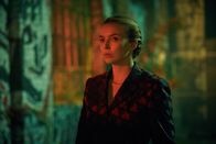 Killing Eve – Villanelle (Jodie Comer) spielt ein doppeltes Spiel. Scheinbar ahnungslos lockt sie die Ermittler aus der Reserve und direkt in ihre Falle.