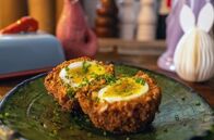Zu Tisch mit Lucie - Kitchen Hacks – Scotch Egg: ein gekochtes, im Hackfleischmantel frittiertes Ei