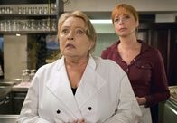 Pfarrer Braun – Magda (Karin Baal) und ihre Tochter Hella (Olivia Pascal, re.) planen eine Intrige.