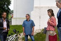 Watzmann ermittelt – Jerry (Peter Marton, l.) befragt die Sänger am Klosterparkplatz. Dabei fällt ihm auf, wie nervös Laura (Sarah Beck, 2.v.r.) ist (mit Rufus Beck, r. und Komparse, M.).