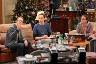 The Big Bang Theory – Während Raj mit den Mädels unterwegs ist, veranstalten Sheldon (Jim Parsons, M.), Leonard (Johnny Galecki, r.) und Stuart (Kevin Sussman, l.) einen Spieleabend ...