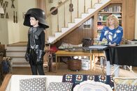 The Goldbergs – Adam Goldberg (Sean Giambrone, l.); Beverly Goldberg (Wendi McLendon-Covey, r.)