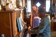 Mr. Church – Mr. Church Sie musizieren gemeinsam: Britt Roberston als Charlie, Eddie Murphy als Mr. Church. Copyright: SRF/2016 Cinelou Releasing, LLC