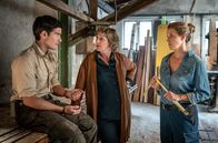 Der Ranger - Paradies Heimat – Krisensitzung bei den Waldeks: Jonas (Philipp Danne, l.) Monika (Heike Jonca, m.) und Rike (Eva-Maria Grein von Friedl, r.) müssen jetzt mehr denn je zusammenhalten.