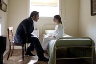 Ripper Street – Edmund Reid (Matthew Macfayden) befragt Lucy Eames (Emma Rigby).