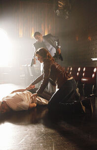 Castle – Javier Esposito (Jon Huertas, hinten) und Kate Beckett (Stana Katic, r.) haben einen Verdächtigen (Ivo Nandi, liegend) zur Strecke gebracht.