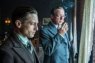 Babylon Berlin – Gereon Rath (Volker Bruch, li.) und August Benda (Matthias Brandt, re.) vermuten, dass es Verräter in den eigenen Reihen gibt.