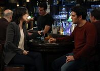 How I Met Your Mother – Als Robin (Cobie Smulders, l.) herausfindet, dass Barney ihren Vater nie um Erlaubnis gefragt hat, ob er ihr einen Heiratsantrag machen darf, besteht sie darauf, dass er dies nachholt. Währenddessen verdrängt Ted (Josh Radnor, r.) seine Gefühle, indem er sich in die Vorbereitungen für Robins und Barneys Hochzeit stürzt ...