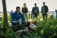 SOKO München – Die SOKOs am Tatort: Dr. Weissenböck (Florian Odendahl, l.), Resi Schwaiger (Mersiha Husagic, 2.v.l.), Franz Ainfachnur (Christofer v. Beau, 2.v.r.) und Dominik Morgenstern (Joscha Kiefer, r.).
