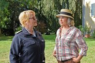 WaPo Bodensee – Nele Fehrenbach (Floriane Daniel, l.) befragt Emilia v. Lubitz (Brigitte Karner, r.) zu ihrem ehemaligen Erntehelfer. Diese behauptet, sich überhaupt nicht an ihn erinnern zu können.