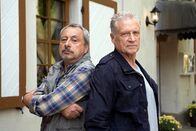 Stilles Tal – v.l.: Thomas Stille (Wolfgang Stumph) und Konrad Huberty (Robert Azorn)