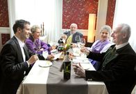 Sturm der Liebe – ARD STURM DER LIEBE FOLGE 1262 Uhr im ERSTEN. Franz (Wolfgang Freundorfer, M.) überrascht Viola (Wookie Mayer, 2.v.l.) mit einem gemütlichen Essen, zu dem auch Nils (Florian Stadler, l), Hildegard (Antje Hagen, 2.v.r.) und Alfons (Sepp Schauer, r.) eingeladen sind.