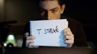 Stalk – Lux (Théo Fernandez) will Alma helfen.