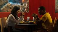 Twisted Metal – John (Anthony Mackie) und Quiet (Stephanie Beatriz) sitzen in einem Diner fest – ein Zwischenstopp, bei dem sie beginnen, einander wirklich zu sehen.