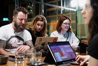 Einstein – Moderatorin Kathrin Hönegger testen drei Wochen lang, ob sie für eine künstliche Intelligenz Gefühle entwickeln können. Copyright: SRF