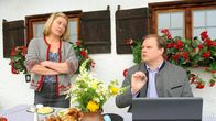 Die Rosenheim-Cops – Hartl (Michael A. Grimm, r.) hat sich vorübergehend bei Marie (Karin Thaler, l.) auf dem Hof einquartiert.