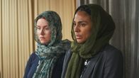 The Bay – DS Townsend (Marsha Thomason, r.) und DS Hobson (Erin Shanagher, l.) werden gebeten, bei der Trauerfeier des jungen Boxers dabei zu sein. Doch den Ermittlerinnen fällt es schwer, Anteil zu nehmen, während die Umstände seines Todes noch ungeklärt sind.