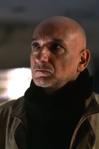 The Assignment - Der Auftrag – Gemeinsam mit der CIA versucht der Mossad-Agent Amos (Ben Kingsley), den dunklen Machenschaften eines Terroristen ein Ende zu bereiten.