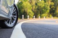 Autofocus – Schließen Sie das vordere Autorad auf der Asphaltstraße